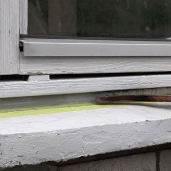 Vinduets bundfuge er ødelagt: Tryk og træk fugen pæn Vinduets bundfuge er ødelagt: Tryk og træk fugen pæn